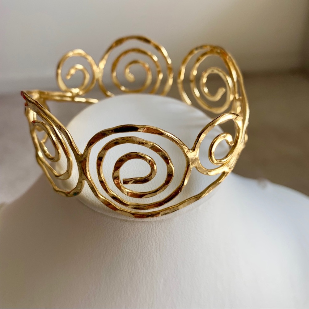 Gold tone swirl bracelet